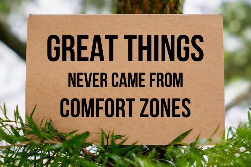 Bord met de tekst Great Things never came from comfort zones. Om tot een verandering te komen.